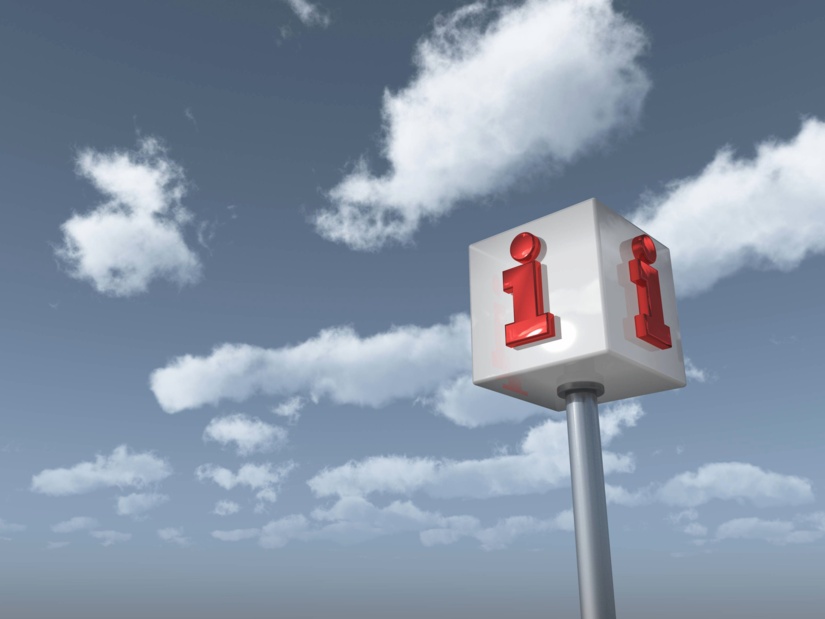 Vor einem blauen Himmel mit einigen weißen Wolken ist ein Hinweisschild mit einem roten "I" zu sehen. Es steht für Information.