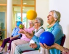 Mehrere Seniorinnen spielen mit Bällen.