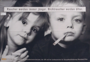Zwei Kinder mit ins Bild montierten Zigaretten