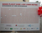 Plakatwand mit herausnehmbaren Organspendeausweisen
