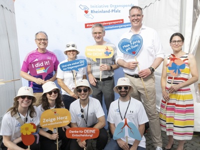 Eine Gruppe von 9 Menschen, die sich für Organspende engagieren