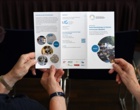 Hände halten Projektflyer
