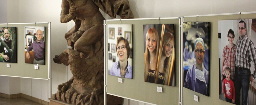 Ausstellungstafeln zeigen mehrere Bilder von Menschen.