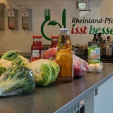 Lebensmittel liegen auf einer Küchenarbeitsplatte.