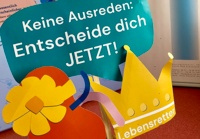 Eine Sprechblase auf der steht „Keine Ausreden, entscheide dich jetzt!“ und eine Krone mit der Aufschrift „Lebensretter“