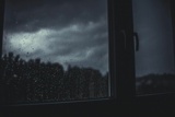 Ein Fenster mit Blick nach draussen. Stimmung dunkel und trüb.