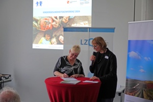 Landrätin Schäfer unterschreibt den Kommunalen Partnerprozess