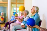 Mehrere Seniorinnen spielen mit Bällen.