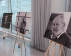 Auf Staffeleien werden großformatige Schwarz-Weiß-Portraits präsentiert.