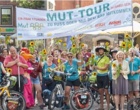 Gruppenbild: Teilnehmende der MUT-TOUR mit Banner