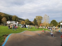 Ein großer Spielplatz, auf dem sich Menschen befinden.