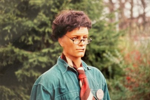 Eine Schaufensterpuppe, der man eine Zigarette in den Mund stecken kann