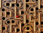 Holzlabyrinth mit Kugel. Geschicklichkeitsspiel. Symbolbild für Leitfaden.