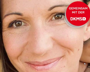 Eine Frau mittleren Alters. In einem Kreis steht Gemeinsam mit der DKMS