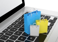 Eine Tastatur, auf der Einkaufstüten stehen als Symbol für den LZG Shop