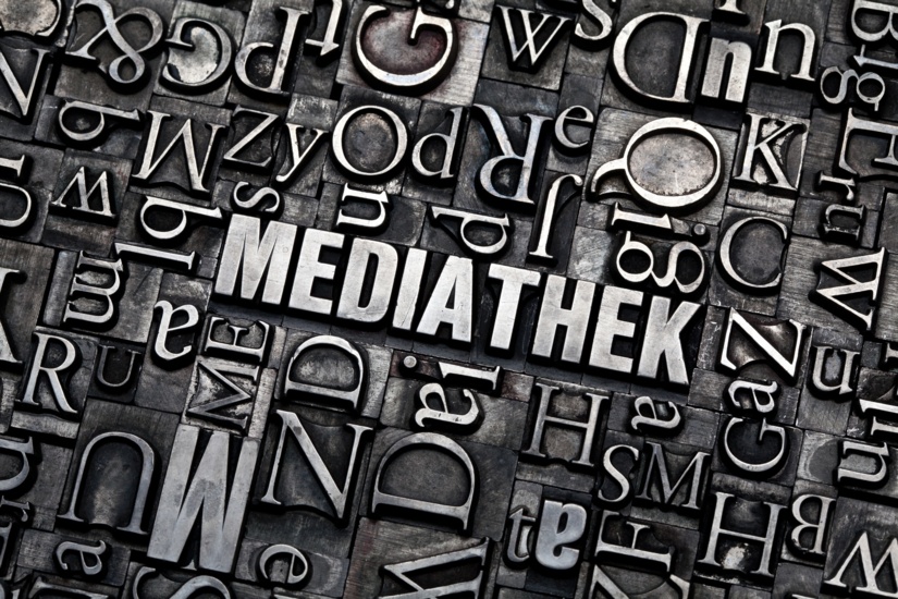 Viele Buchstabenlettern liegen durcheinander. In der Mitte bilden sie das Wort "Mediathek".