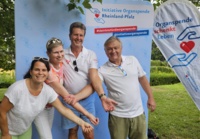 Vier Personen vor einem Banner der Initiative Organspende