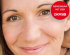 Eine Frau mittleren Alters. In einem Kreis steht Gemeinsam mit der DKMS