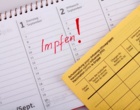 Geöffnetes Impbuch und Kalender mit Eintrag Impfen.