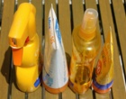 Mehrere Flaschen von Sonnenschutzmitteln.