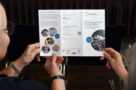 Hände halten Projektflyer