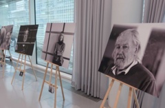 Auf Staffeleien werden großformatige Schwarz-Weiß-Portraits präsentiert.