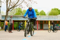 Mehrere Personen absolvieren ein Fahrradtraining.