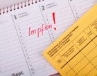 sichtbar ist ein Kalender mit dem Eintrag Impfen und der Ausschnitt eines Impfausweises