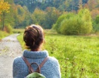 Eine Frau geht im Wald spazieren.