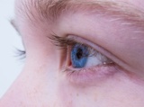 Auge einer Frau im Profil.