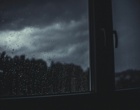 Ein Fenster mit Blick nach draussen. Stimmung dunkel und trüb.