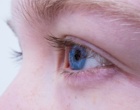 Auge einer Frau im Profil.