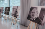 Auf Staffeleien werden großformatige Schwarz-Weiß-Portraits präsentiert.