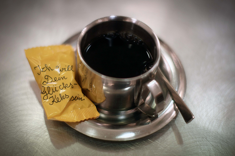 Eine Tasse mit einem Beutelchen, das einen Keks enthält. Darauf steht: Ich will dein Glückkeks sein.