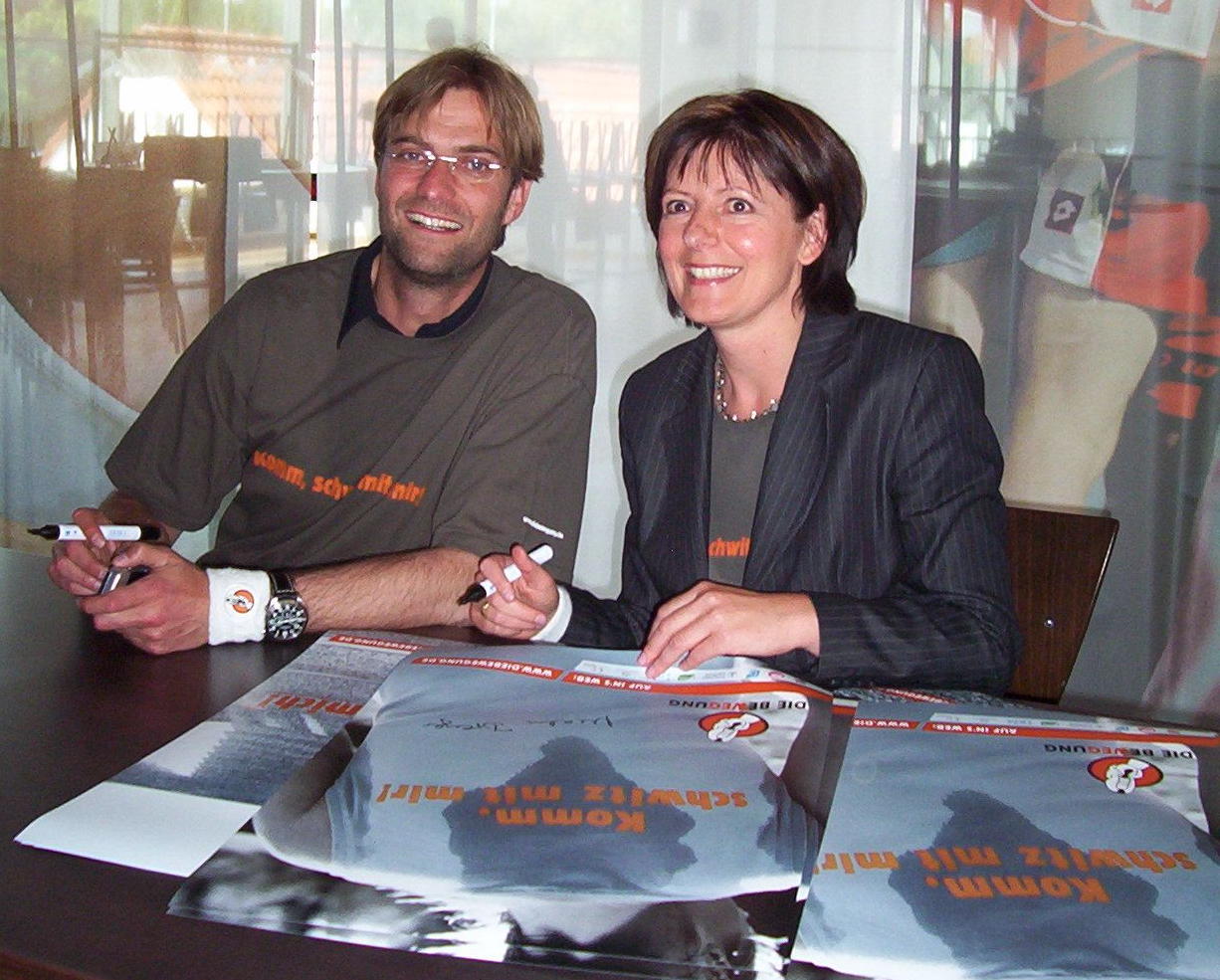 Der Fußball-Trainer Jürgen Klopp und Ministerpräsidentin Malu Dreyer signieren Plakate.