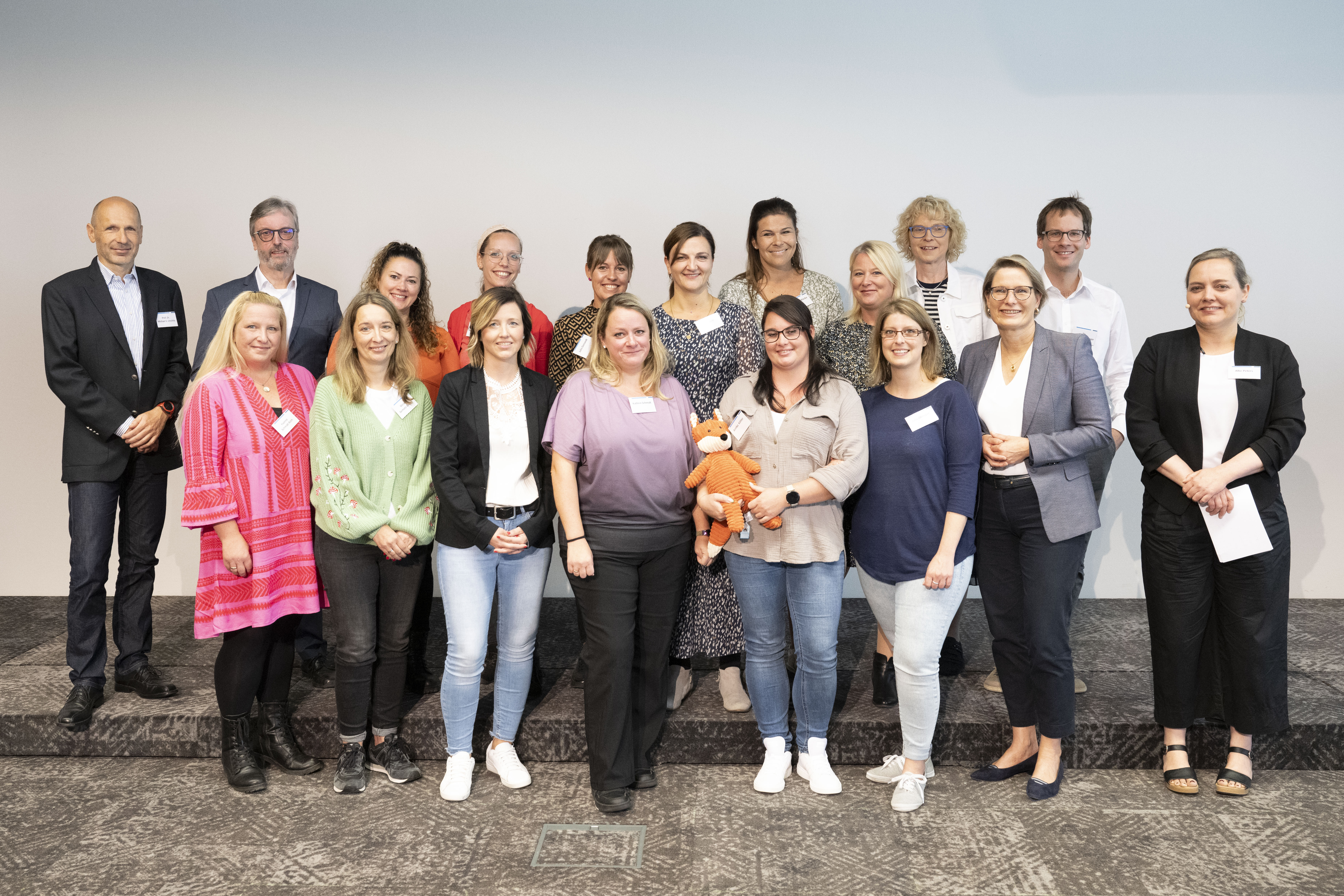 Gruppenfoto mehrerer stehender Personen.